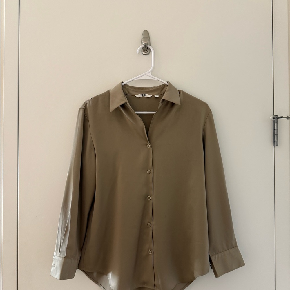 Uniqlo Green Fitted Button Down Shirt with Notched Collar